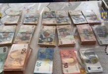 VIDEO – A predat ofițerilor antidrog peste 50.000 de euro, în lei și valută ce ar proveni din vânzarea de droguri