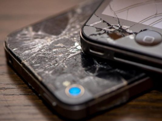 Cu cât vinde ANAF un iPhone 12 PRO. Ecranul şi spatele sunt sparte