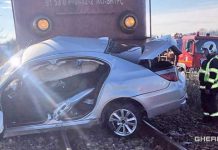 VIDEO: Mașina condusă de un tânăr de 18 ani a fost spulberată de un tren interregio
