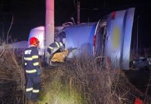 TRAGEDIE PE DN1C: Un şofer şi-a omorât pasagerul din dreapta după ce a intrat cu viteză într-un stâlp electric