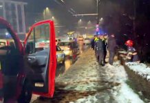 ÎN AJUNUL CRĂCIUNULUI, un șofer beat a sărit de pe șosea în curtea unei case, trei răniți – VIDEO