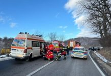 VIDEO: Patru copii și doi adulți încarcerați după un impact teribil între un microbuz și un autoturism