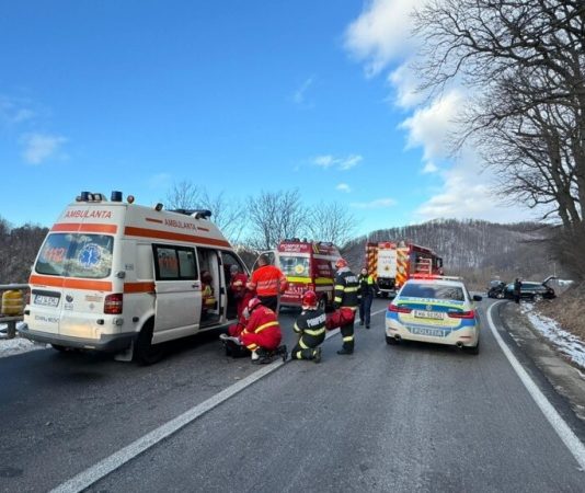 VIDEO: Patru copii și doi adulți încarcerați după un impact teribil între un microbuz și un autoturism