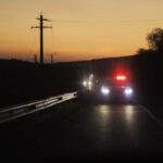 Un șofer băut a transportat doi bărbați în portbagaj. Amândoi au căzut