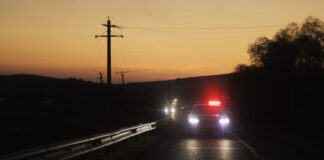 Un șofer băut a transportat doi bărbați în portbagaj. Amândoi au căzut