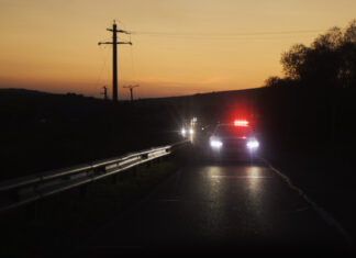 Un șofer băut a transportat doi bărbați în portbagaj. Amândoi au căzut