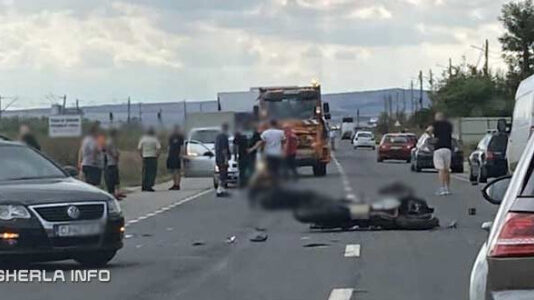 Impact violent pe DN1C între o motocicletă și un autoturisme. Două victime, una inconștientă