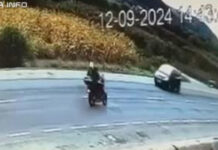 Momentul impactului unei motociclete cu un autoturism a fost surprins LIVE pe DN1C (video)