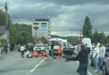 EXCLUSIV FOTO: 2 răniți după ce două autoturisme s-au ciocnit