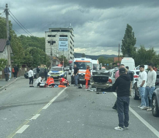 EXCLUSIV FOTO: 2 răniți după ce două autoturisme s-au ciocnit