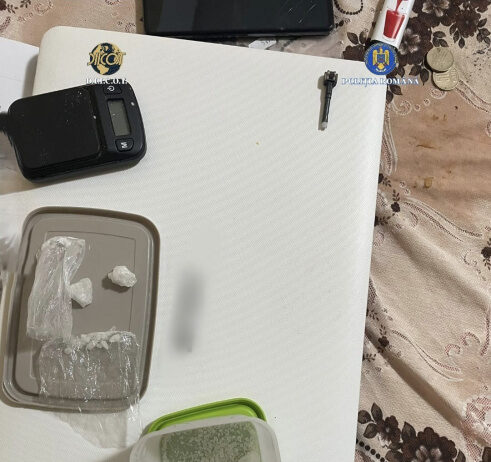 Vindeau cu 100 de lei doza de stupefiante. 11 bărbați și 5 femei săltate (foto)