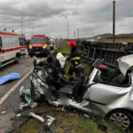 TRAGEDIE PE DN1C: Doi morți după ce un autoturism de Maramureș a fost izbit de un autotren. Drumul Dej – Baia Mare blocat
