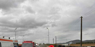 TRAGEDIE PE DN1C: Doi morți după ce un autoturism de Maramureș a fost izbit de un autotren. Drumul Dej – Baia Mare blocat