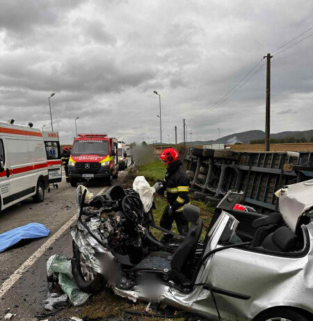 TRAGEDIE PE DN1C: Doi morți după ce un autoturism de Maramureș a fost izbit de un autotren. Drumul Dej – Baia Mare blocat