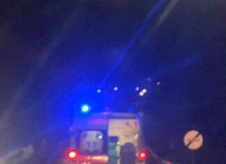 Ambulanță – surprinsă că circula cu ușa deschisă, în apropiere de Dej. SAJ BN: „Urmează să verificăm starea tehnică a sistemului de închidere” (VIDEO)