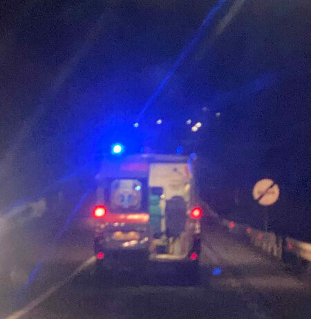 Ambulanță – surprinsă că circula cu ușa deschisă, în apropiere de Dej. SAJ BN: „Urmează să verificăm starea tehnică a sistemului de închidere” (VIDEO)