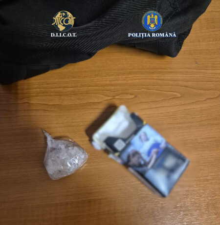 Doi bărbați vindeau substanțe interzise cu sume între 500 și 4.000 la o tranzacție (foto)
