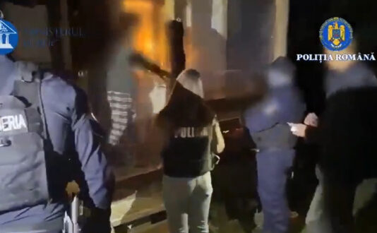 VIDEO – Trei percheziții într-un dosar de delapidare. Doi suspecți și-ar fi însușit ilegal 230.000 lei din banii firmei