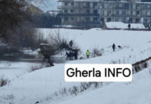 Doi copii au căzut în Someș după ce se jucau pe gheață. Unul salvat, altul este căutat cu scafandru – VIDEO