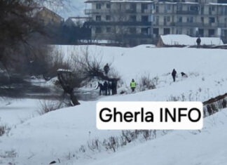 Doi copii au căzut în Someș după ce se jucau pe gheață. Unul salvat, altul este căutat cu scafandru – VIDEO