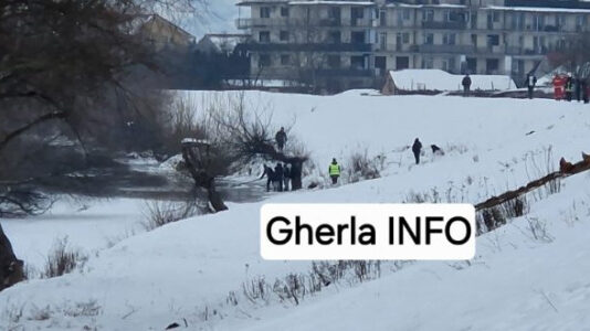 Doi copii au căzut în Someș după ce se jucau pe gheață. Unul salvat, altul este căutat cu scafandru – VIDEO