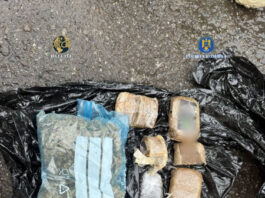 FLAGRANT: Bărbat prins de ofițerii DIICOT când ridicat un colet din Spania. Erau droguri (foto/video)