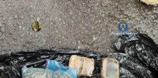 FLAGRANT: Bărbat prins de ofițerii DIICOT când ridicat un colet din Spania. Erau droguri (foto/video)