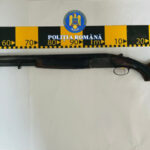 Bărbat depistat în flagrant delict de polițiști, în timp ce transporta o armă letală, deținută ilegal, arestat preventiv (foto)