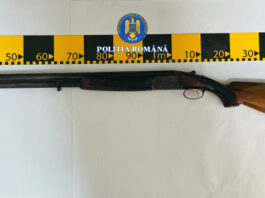 Bărbat depistat în flagrant delict de polițiști, în timp ce transporta o armă letală, deținută ilegal, arestat preventiv (foto)