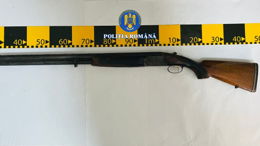 Bărbat depistat în flagrant delict de polițiști, în timp ce transporta o armă letală, deținută ilegal, arestat preventiv (foto)