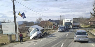 Accident pe DN1C Baia Mare – Dej cu patru autovehicule, o autoutilitară în șanț (foto)