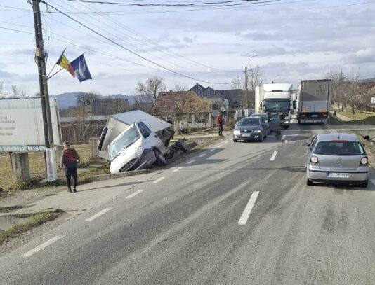 Accident pe DN1C Baia Mare – Dej cu patru autovehicule, o autoutilitară în șanț (foto)