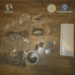 FLAGRANT VIDEO: Doi tineri și o tânără vindeau droguri elevilor. Bărbații au fost arestați, femeia lăsată în libertate sub control judiciar