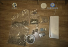 FLAGRANT VIDEO: Doi tineri și o tânără vindeau droguri elevilor. Bărbații au fost arestați, femeia lăsată în libertate sub control judiciar