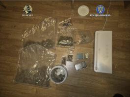 FLAGRANT VIDEO: Doi tineri și o tânără vindeau droguri elevilor. Bărbații au fost arestați, femeia lăsată în libertate sub control judiciar