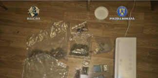 FLAGRANT VIDEO: Doi tineri și o tânără vindeau droguri elevilor. Bărbații au fost arestați, femeia lăsată în libertate sub control judiciar