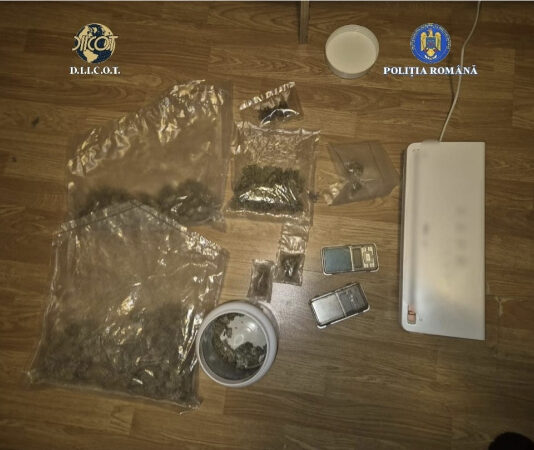 FLAGRANT VIDEO: Doi tineri și o tânără vindeau droguri elevilor. Bărbații au fost arestați, femeia lăsată în libertate sub control judiciar